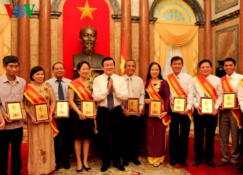 President Truong Tan Sang meets outstanding trade union leaders - ảnh 1